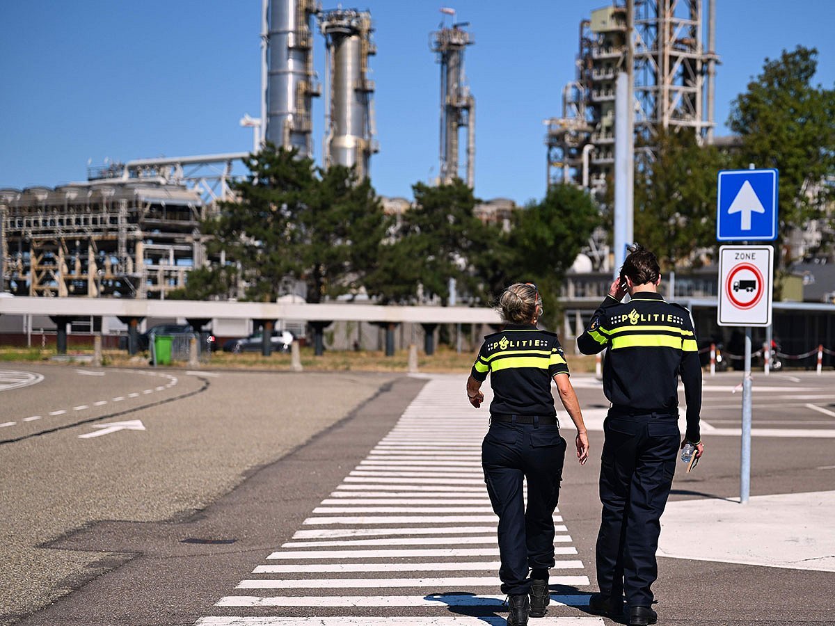 One dead in Rotterdam port refinery blast